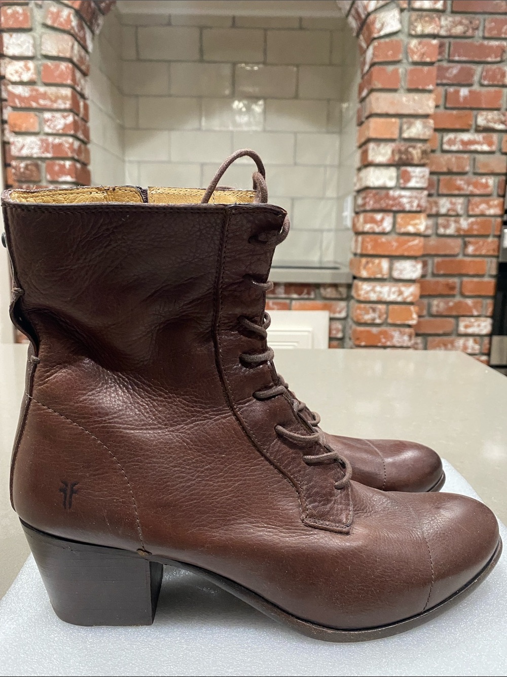 EUC frye courtney brown leather lace up boots granny 10